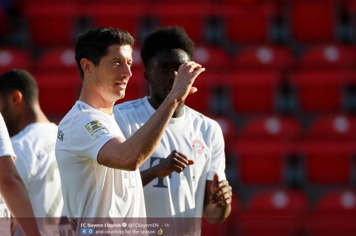 Striker Bayern Muenchen, Robert Lewandowski melakukan perayaan setelah mencetak gol ke gawang Union Berlin, Minggu (17/5/2020).