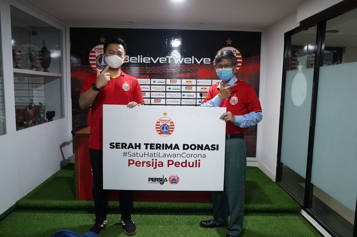 Persija Jakarta Menyalurkan Donasi untuk dua rumah sakit rujukan Covid-19 yakni RSPI Sulianto Saroso dan RS Persahabatan.