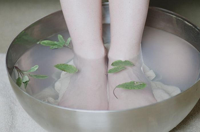 rendam kaki dengan garam