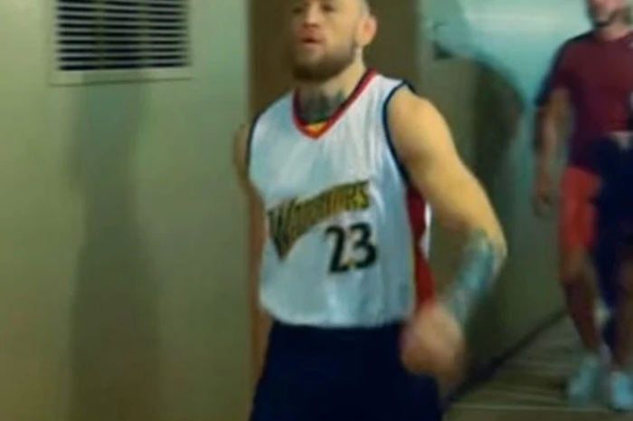 Petarung UFC, Conor McGregor mengenakan jersey tim basket Golden State Warrior untuk memancing emosi Floyd Mayweather jelang duel mereka tiga tahun.