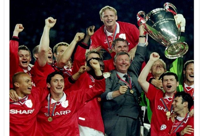 Manchester United merayakan gelar Liga Champions 1999 setelah mengalahkan Bayern Muenchen pada laga final.