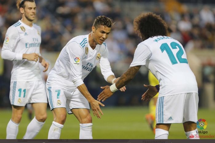 Gareth Bale (kiri), Cristiano Ronaldo (tengah), dan Marcelo membela Real Madrid saat melawan Villareal.