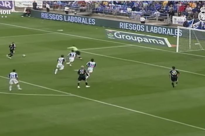 Roberto Carlos mencetak gol dalam duel klasik Real Madrid kontra Recreativo Huelva di Liga Spanyol, 20 Mei 2007.