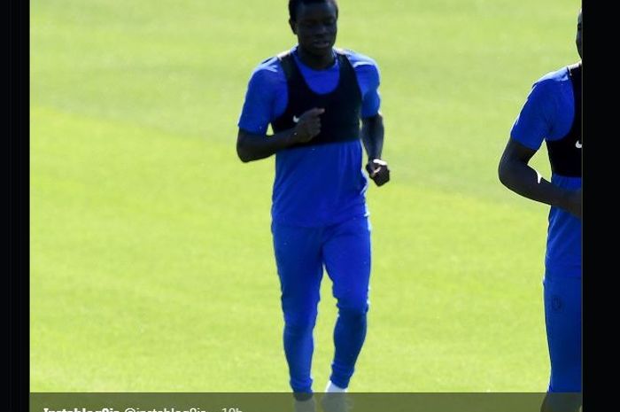 Gelandang Chelsea, N'Golo Kante, tampil dengan wajah baru berupa rambut yang tumbuh menutupi kepalanya yang biasa plontos.