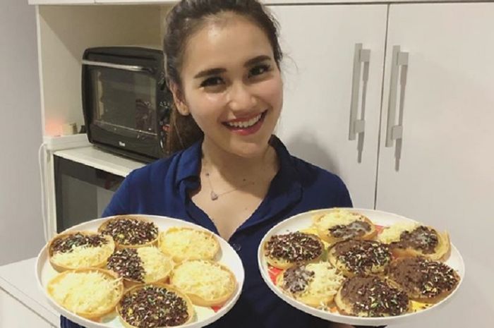 Ayu Ting Ting saat memasak kue.