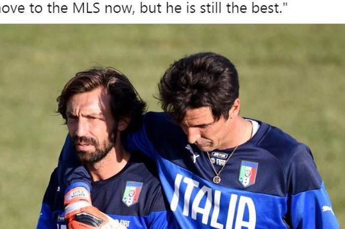 Andrea Pirlo dan Gianluigi Buffon berjalan bersama dalam sesi latihan timnas Italia.