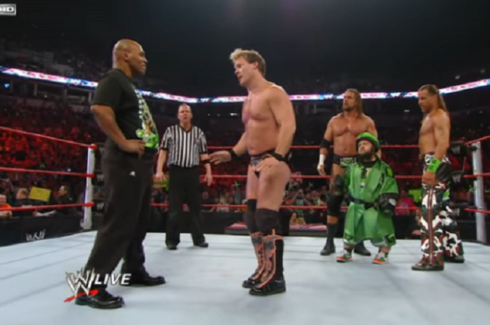 Mike Tyson saat beraksi sebagai bintang tamu di acara WWE melawan Chris Jericho pada 2010.