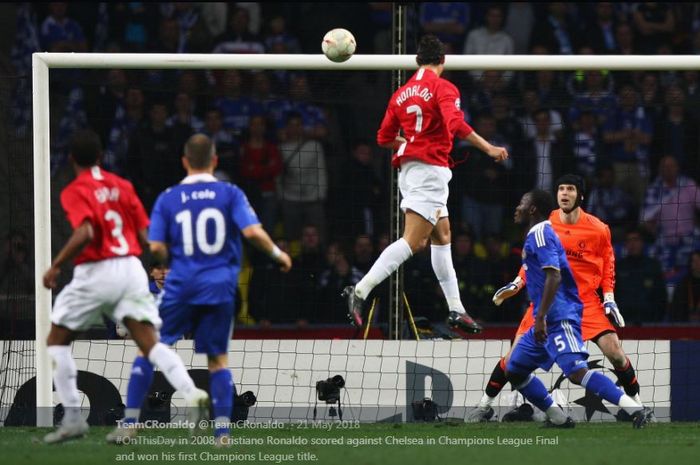 Cristiano Ronaldo mencetak gol untuk Manchester United ke gawang Chelsea dalam laga final Liga Champions 2007-2008 di Stadion Luzhniki, Moscow.
