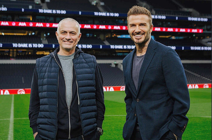 Jose Mourinho saat menjadi pemandu bagi David Beckham berkeliling Stadion White Hart Lane dalam agenda AIA sebagai sponsor utama Tottenham Hotspur.