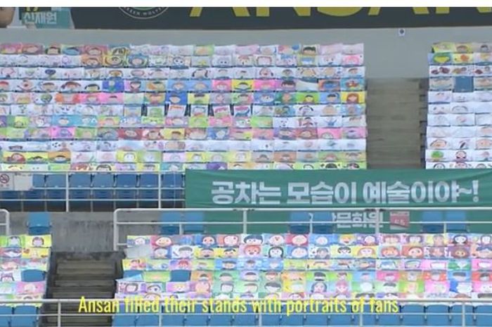 Tribune markas klub Liga Korea Selatan, Ansan Greeners FC, yang dipenuhi gambar hasil karya anak-anak.