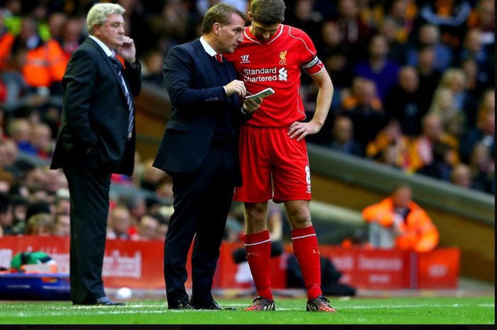 Brendan Rodgers saat memberikan arahan kepada Steven Gerrard saat masih melatih Liverpool.