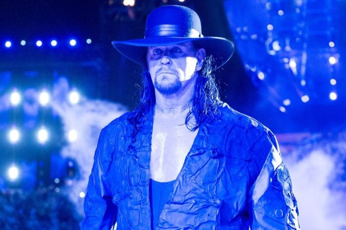 Pegulat WWE, The Undertaker saat melakukan entrance pada acara WWE Wrestlemania.