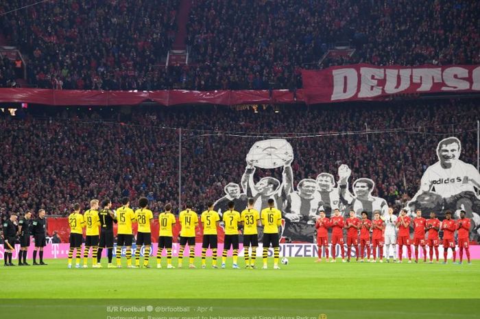 Borussia Dortmund dengan seragam kuningnya dan Bayern Muenchen yang berkostum merah sedang bersiap-siap untuk memainkan salah satu laga terpanas di Bundesliga, Der Klassiker.