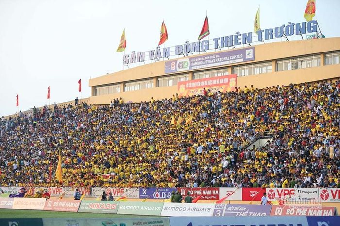 Ribuan penonton datang ke laga antara Nam Dinh FC dan Hoang Anh Gia La di Stadion  Thien Truong,  Ho Chi Min, dalam laga kualifikasi Piala Nasional Vietnam pada Sabtu (23/4/2020) di tengah pandemi virus corona.