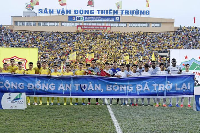 Laga perdana Piala Nasional Vietnam antara Nam Dinh FC dan HAGL pada 23 Mei 2020 telah menghebohkan dunia.