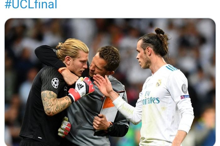 Gareth Bale menghampiri Loris Karius yang tengah menangis selepas laga final Liga Champions pada 26 Mei 2018 waktu setempat.