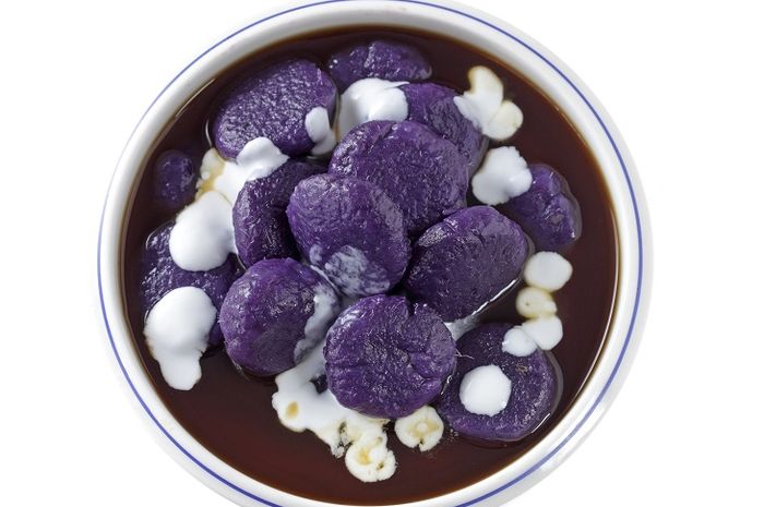 Learn how to cook Indonesian dessert Kolak Biji Salak Ubi Ungu (sweet potato in coconut milk stock) with this step-by-step recipe post.