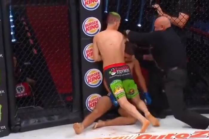 Momen Bellator 226, saat petarung MMA, Cass Bell membuat pingsan lawannya Isaiah Rocha dengan kuncian mautnya.