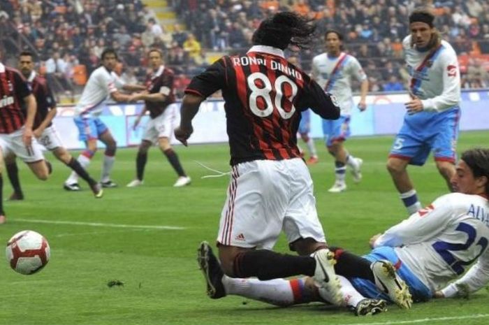 Ronaldinho ditekel Pablo Alvarez dalam laga AC Milan vs Catania di Liga Italia 2009-2010.