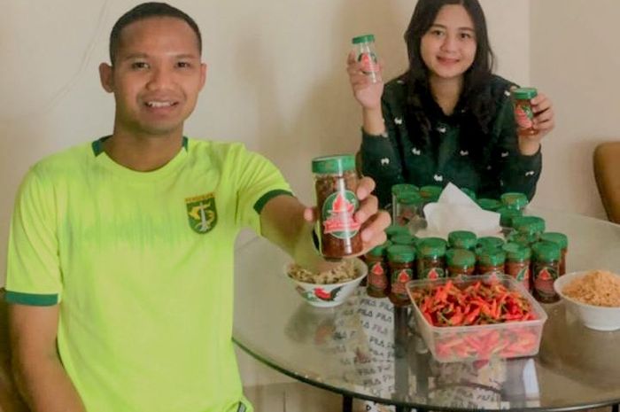 Oktafianus Fernando bersama istri menggeluti bisnis kecil-kecilan selama jeda pandemi ini (Persebaya)