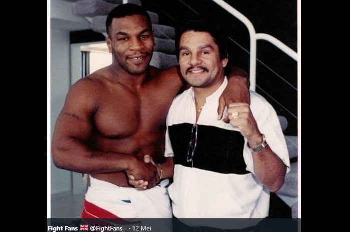 Mike Tyson (kiri) dan Roberto Duran (kanan). Kedua petinju papan atas itu saling memuji satu sama lain. Adapun Duran adalah idola Tyson dalam dunia tinju selain Muhammad Ali. 