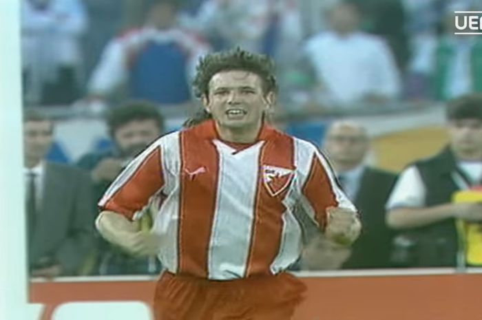 Sinisa Mihajlovic, sukses menjadi algojo adu penalti dalam duel klasik final Piala Champions Red Star Belgrade kontra Marseille, 29 Mei 1991.