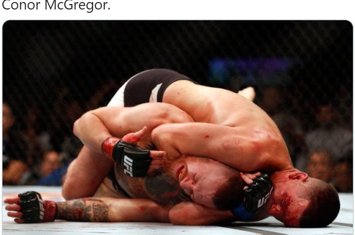 Nate Diaz mencekik Conor McGregor dalam laga UFC 2016, 5 Maret 2016.