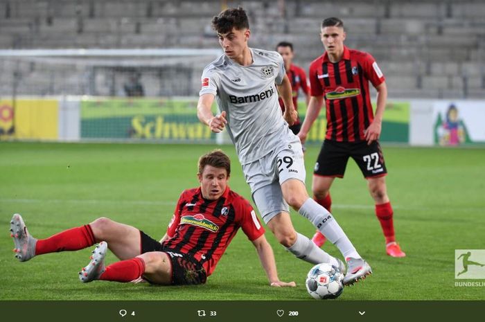 Wonderkid Bayer Leverkusen, Kai Havertz (tengah) saat beraksi di pertandingan Bundesliga pekan ke-29 kontra Freiburg.