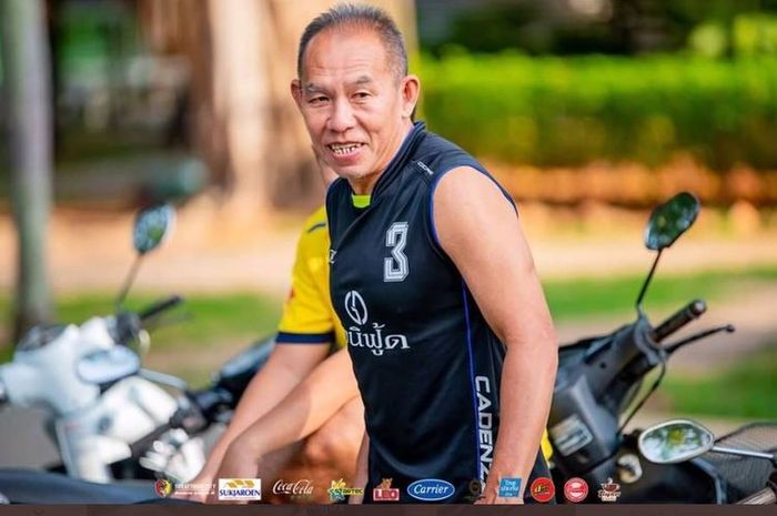 Eks gelandang timnas Thailand, Apichart Taweechalermdit, saat mengikuti tes fisik di klub kasta ketiga Thai League, Surat Thani City FC