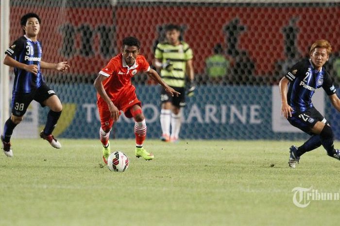 Mantan pemain Persija Jakarta, Alfin Tuasalamony, ketika bertanding melawan Gamba Osaka 24 Januari 2015