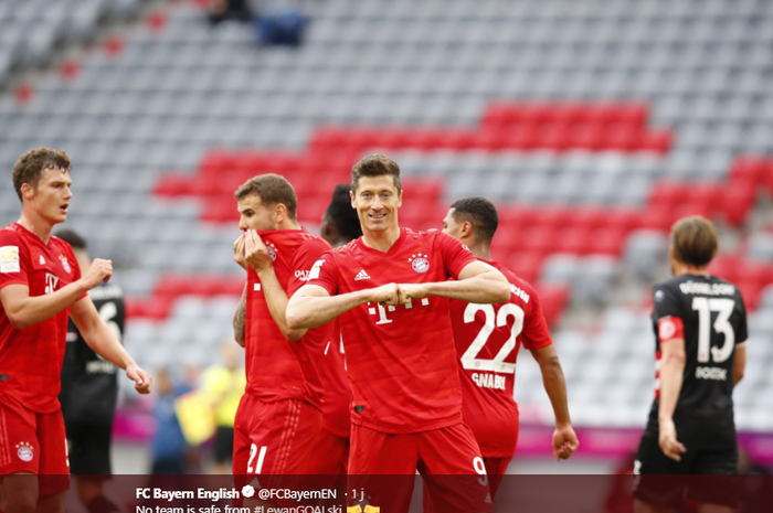 Striker Bayern Muenchen, Robert Lewandowski (Tengah)  saat melakukan selebrasi setelah berhasil mencetak gol ke gawang Fortuna Dusseldorf  pada pekan ke-29 Bundesliga 2019-2020.