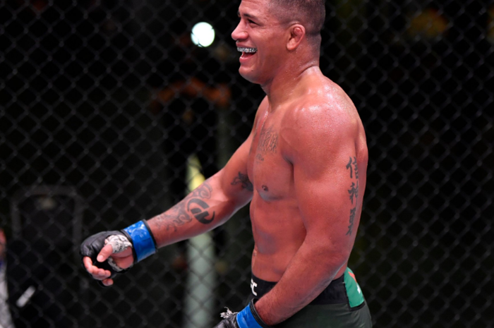 Petarung UFC asal Brasil, Gilbert Burns dikabarkan positif COVID-19 yang membuat duel utama UFC 251 kini diujung tanduk.