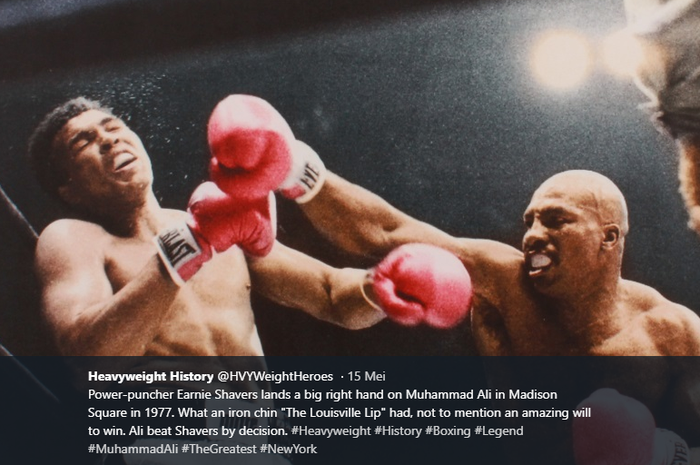 Muhammad Ali terkena pukulan keras Earnie Shavers dalam sebuah pertarungan pada 29 September 1977.