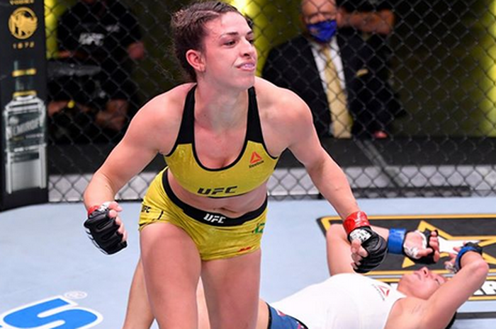 Luapan kegembiraan Mackenzie Dern sesaat setelah mengalahkan Hannah Cifers pada UFC Fight Night Minggu pagi (31/5/2020) WIB.