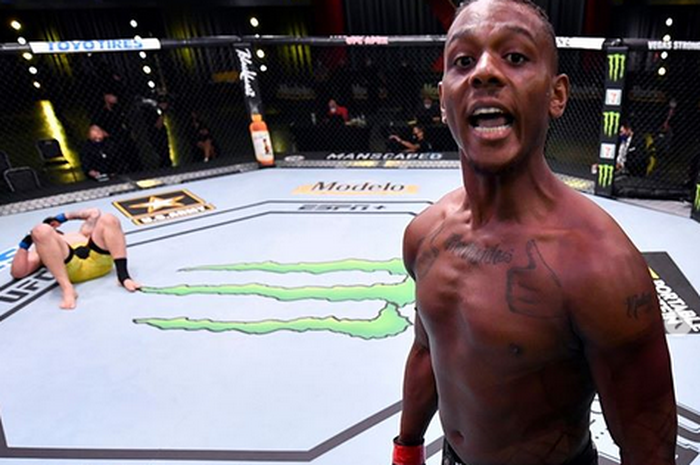 Momen Jamahal Hill (kanan) berselebrasi di saat sang lawan Klidson Abreu (kiri) masih terkapar di oktagon pada UFC Fight NIght: Woodley vs Burns Minggu (31/5/2020) pagi WIB.