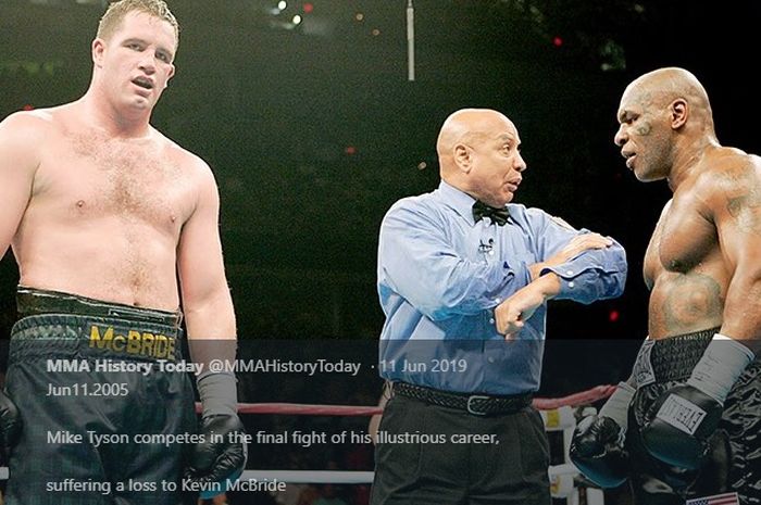 Mike Tyson (kanan) menghadapi Kevin McBride dalam pertandingan tinju kelas berat di MCI Center, Washington D.C, Amerika Serikat, 11 Juni 2005.