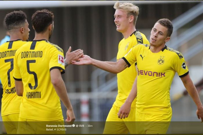 Pemain Borussia Dortmund saat merayakan salah satu gol yang mereka cetak ke gawang Paderborn di pekan ke-29 Bundesliga 20190-2020.