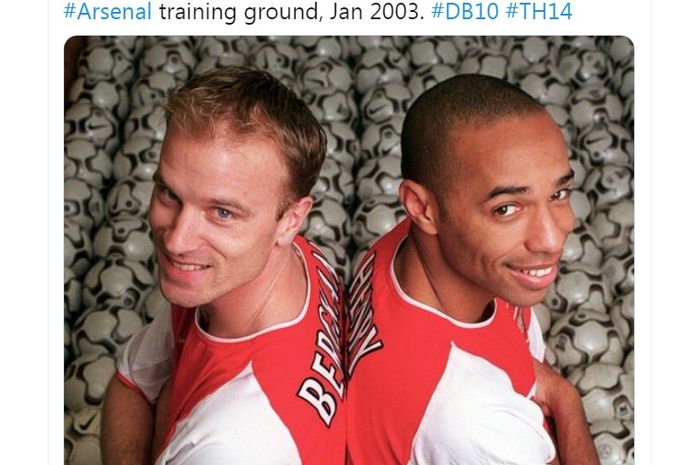 Dennis Bergkamp (kiri) dan Thierry Henry (kanan) saat masih mengenakan seragam Arsenal.
