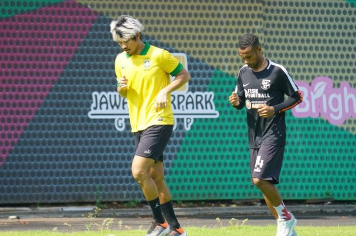 Jajang Mulyan dan Ruben Sanadi terlihat mulai berlatih kembali di Stadion PTIK Jakarta Selatan.