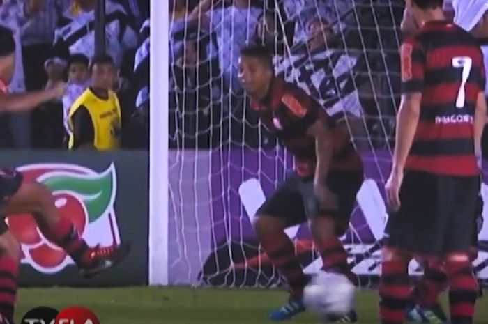 Enam tahun usai meraih Ballon d'Or, Ronaldo de Assis Moreira alias Ronaldinho, masih bisa mencetak gol canggih untuk Flamengo.