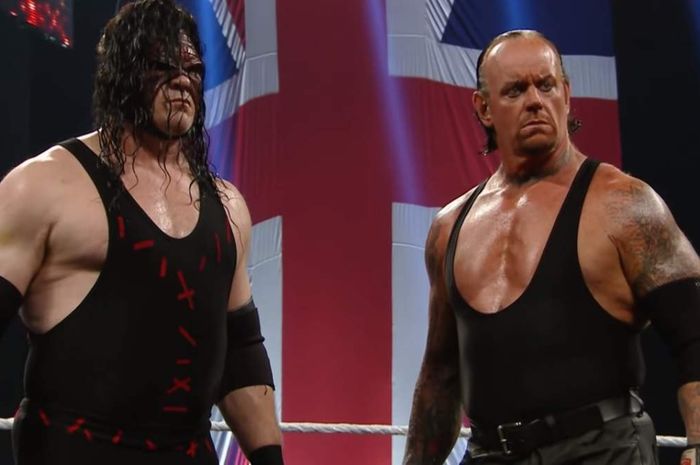 Sesi saat Kane (kiri) bertemu dengan The Undertaker (kanan) pada acara Smackdown Live yang diadakan di Inggris.