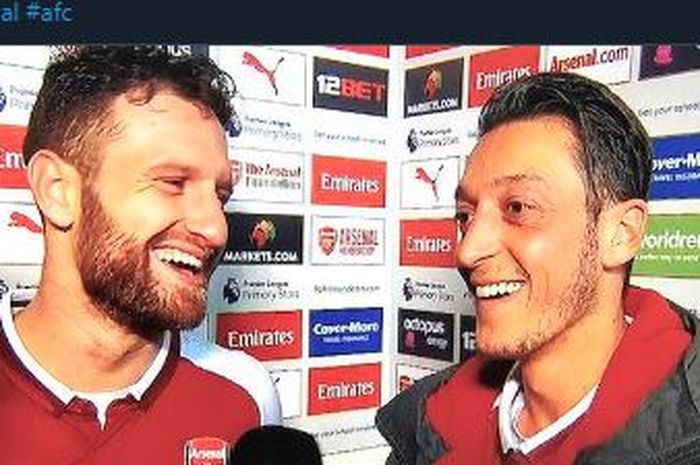 Dua pemain Arsenal asal Jerman, Mesut Oezil (kanan) dan Shkodran Mustafi (kiri), dalam sebuah wawancara.
