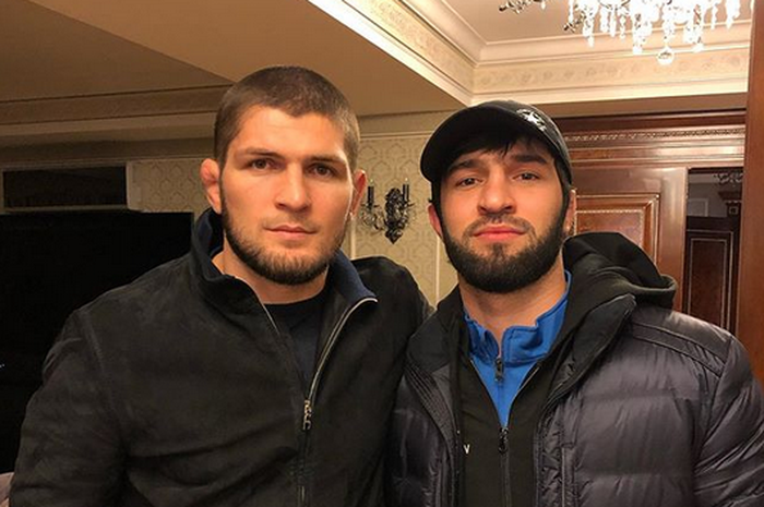 Eks jagoan UFC, Khabib Nurmagomedov (kiri), dan petarung kelas bulu, Zubaira Tukhugov.
