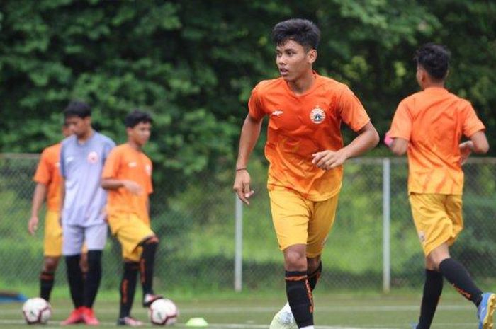 Aksi Sandi Arta Samosir ketika berlatih bersama tim Persija Jakarta U-19 di Lapangan NYTC Sawangan, Depok, Jawa Barat. 