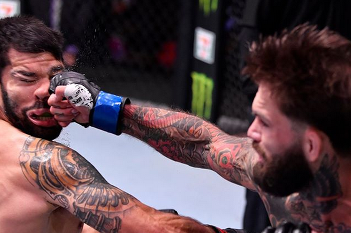 Cody Garbrandt (kanan) tengah memberikan pukulan maut kepada wajah Raphael Assuncao pada UFC 250 Minggu (7/6/2020) di Las Vegas, Nevada.