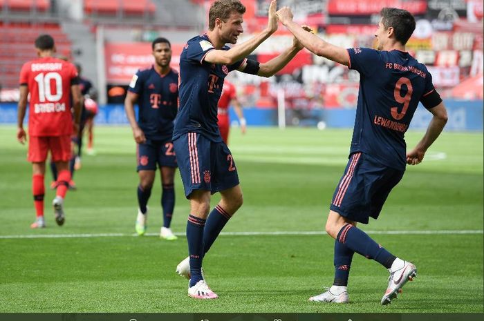 Thomas Mueller dan Robert Lewandowski merayakan gol ke gawang Bayer Leverkusen pada laga pekan ke-30 Bundesliga, Sabtu (6/6/2020) malam hari WIB.