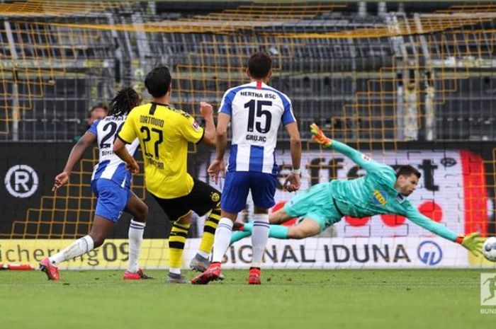 Proses gol gelandang Borussia Dortmund, Emre Can, ke gawang Hertha BSC dalam partai Bundesliga, Sabtu (6/6/2020).
