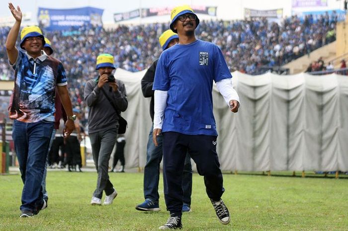 Ketua Viking Persib Club (VPC), Heru Joko bersama pengurus Viking lainnya saat menyapa penonton di Stadion SI Jalak Harupat, Soreang, Kabupaten Bandung.