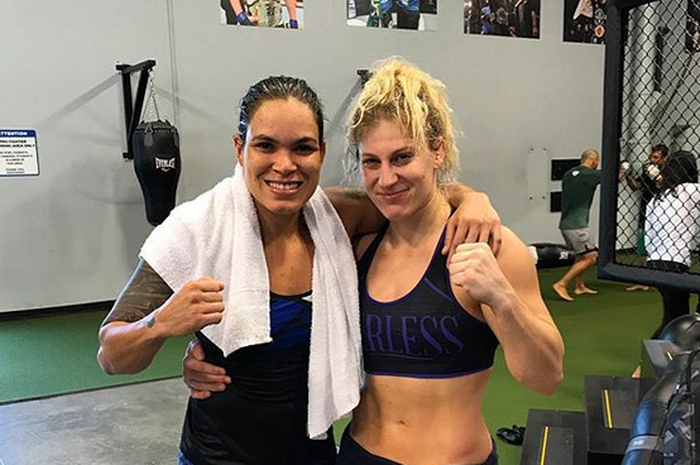 Petarung UFC wanita, Amanda Nunes (kiri) bersama petarung PFL yang juga pemegang medali emas juga Olimpiade, Kayla Harrison (kanan) yang disebut mirip Khabib.