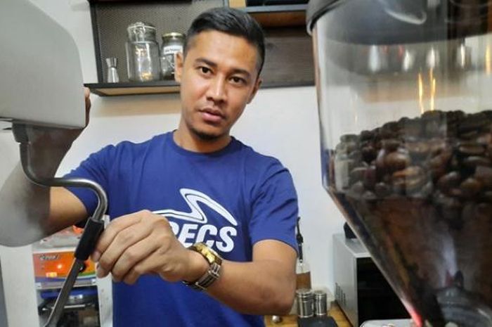 Pemain Bhayangkara FC, Indra Kahfi saat mencoba membuat kopi di kedai kopinya, Musim Kopi 27 yang berda di Jagakarsa, Jakarta Selatan, Selasa (9/6/2020).